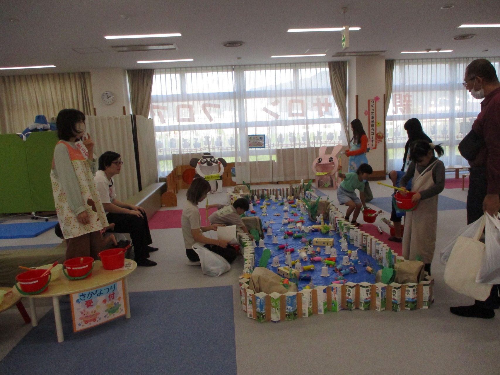 イベントに参加した親子が釣りゲームを楽しんでいる様子。