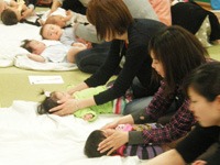 ベビーマッサージの様子